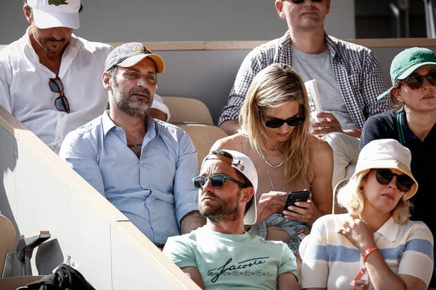 Augustin Trapenard et Delphine Delafon assistent a la Demi-finale Dames entre Coco GAUFF (USA) et Martina TREVISAN (ITA) TENNIS : Roland Garros 2022 - 02 06 2022 AurelienMorissard Panoramic 