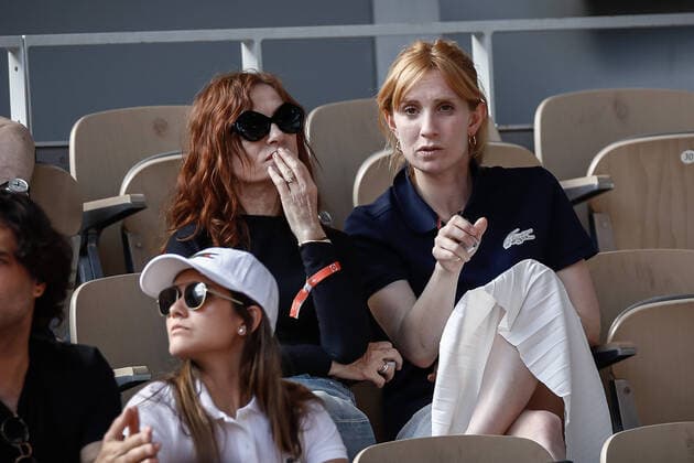 Isabelle Huppert et Lolita Chammah assistent a la Demi-finale Dames entre Coco GAUFF (USA) et Martina TREVISAN (ITA) TENNIS : Roland Garros 2022 - 02 06 2022 AurelienMorissard Panoramic 