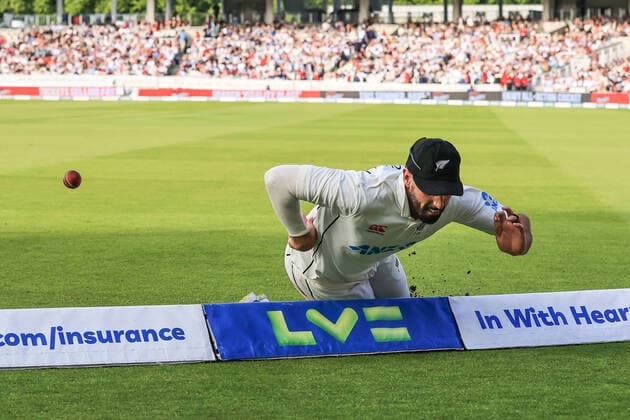 Sport Themen der Woche KW22 Sport Bilder des Tages LV= Insurance Test, First Test Day 1 England v New Zealand Daryl Mitchell of New Zealand stops the ball going out for a four Copyright: xMarkxCosgrove NewsxImagesx