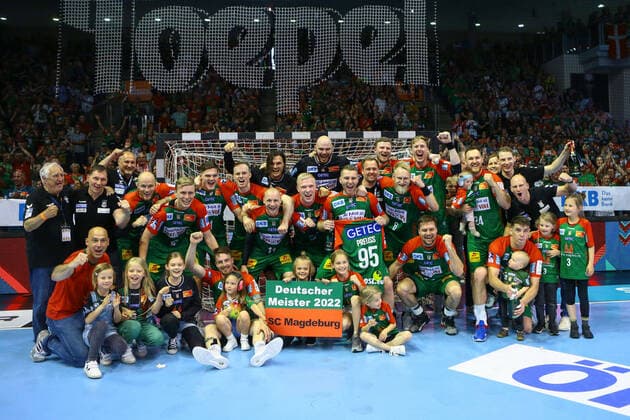Sport Themen der Woche KW22 Sport Bilder des Tages 02.06.2022, xtgx, Handball, Liqui Moly HBL, SC Magdeburg - HBW Balingen Weilstetten emspor v.l. Magdeburg feiert die Meisterschaft, Jubel ueber den Sieg, Jubel nach Spielende Magdeburg *** 02 06 2022, xtgx, handball, Liqui Moly HBL, SC Magdeburg HBW Balingen Weilstetten emspor v l Magdeburg celebrates the championship, jubilation over the victory, jubilation after the end of the game Magdeburg