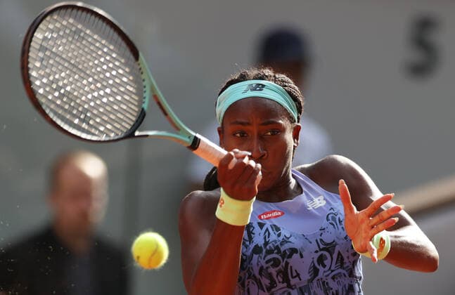 Sport Bilder des Tages (220603) -- PARIS, June 3, 2022 -- Coco Gauff of the United States hits a return during the women s singles semifinal against Martina Trevisan of Italy at the French Open tennis tournament at Roland Garros in Paris, France, June 2, 2022. ) (SP)FRANCE-PARIS-TENNIS-ROLAND GARROS-FRENCH OPEN-WOMEN S SINGLES SEMIFINAL GaoxJing 