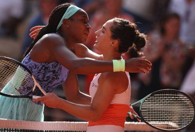 (220603) -- PARIS, June 3, 2022 -- Coco Gauff (L) of the United States hugs Martina Trevisan of Italy after their women s singles semifinal at the French Open tennis tournament at Roland Garros in Paris, France, June 2, 2022. ) (SP)FRANCE-PARIS-TENNIS-ROLAND GARROS-FRENCH OPEN-WOMEN S SINGLES SEMIFINAL GaoxJing 