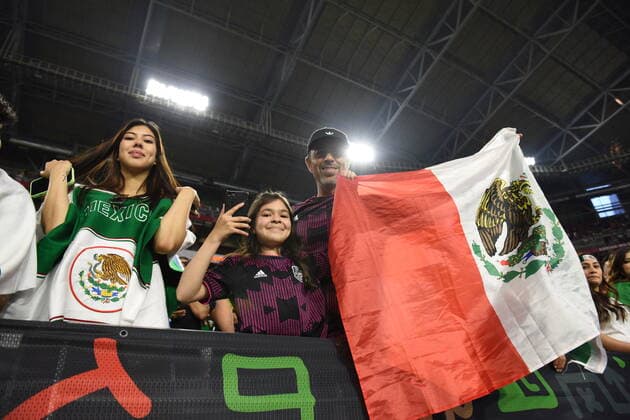 Fans of Mexico pose during an International Friendly, Länderspiel, Nationalmannschaft soccer match between the national teams of Mexico and Uruguay at the Phoenix University stadium in Glendale, USA, 02 June 2022. Mexico vs. Uruguay !ACHTUNG: NUR REDAKTIONELLE NUTZUNG!  Copyright: xMaxxSimbronx AME4337 20220603-824e628f4399ea83f4777c451c2b1e81c5452767