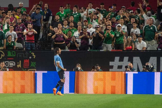 June 2, 2022, Glendale, Arizona, USA: UruguayÃ¢â‚¬â ¢s Edinson Cavani (21) celebrates after scoring a goal against Mexico Thursday, June 02, 2022, at State Farm Stadium in Glendale, Arizona. Mexico lost 0-3 against Uruguay in the Mexico U.S. Tour. Glendale USA - ZUMAb166 20220602_zap_b166_002 Copyright: xJeffxBrownx