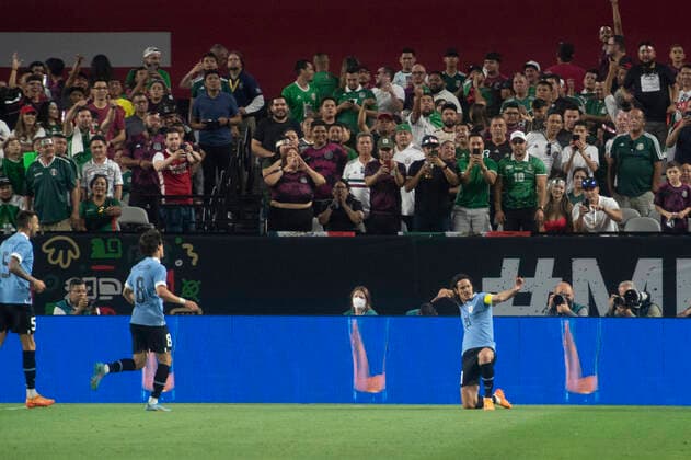 June 2, 2022, Glendale, Arizona, USA: UruguayÃ¢â‚¬â ¢s Edinson Cavani (21) celebrates after scoring a goal against Mexico Thursday, June 02, 2022, at State Farm Stadium in Glendale, Arizona. Mexico lost 0-3 against Uruguay in the Mexico U.S. Tour. Glendale USA - ZUMAb166 20220602_zap_b166_003 Copyright: xJeffxBrownx