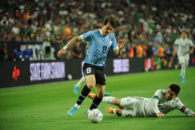 Erik Lira (R) of Mexico vies for the ball with Facundo Pellistri (L) of Uruguay during an International Friendly, Länderspiel, Nationalmannschaft soccer match between the national teams of Mexico and Uruguay at the Phoenix University stadium in Glendale, USA, 02 June 2022. Mexico vs. Uruguay !ACHTUNG: NUR REDAKTIONELLE NUTZUNG!  Copyright: xMaxxSimbronx USA8198 20220603-915cca9d31d7c98e6d34e832c4ddd3b7b64bc179