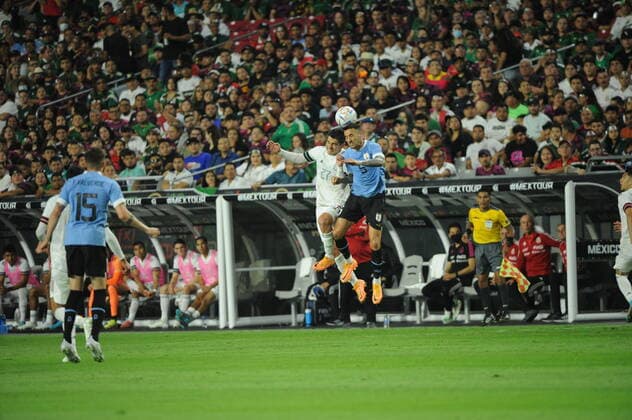 Erik Lira (L) of Mexico vies for the ball with Manuel Ugarte (R) of Uruguay during an International Friendly, Länderspiel, Nationalmannschaft soccer match between the national teams of Mexico and Uruguay at the Phoenix University stadium in Glendale, USA, 02 June 2022. Mexico vs. Uruguay !ACHTUNG: NUR REDAKTIONELLE NUTZUNG!  Copyright: xMaxxSimbronx USA8194 20220603-b1d135c72e37b9f0ae7c5a00768d2834235fadde