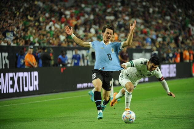 Erik Lira (R) of Mexico vies for the ball with Facundo Pellistri (L) of Uruguay during an International Friendly, Länderspiel, Nationalmannschaft soccer match between the national teams of Mexico and Uruguay at the Phoenix University stadium in Glendale, USA, 02 June 2022. Mexico vs. Uruguay !ACHTUNG: NUR REDAKTIONELLE NUTZUNG!  Copyright: xMaxxSimbronx USA8197 20220603-8bc2ea3d9a847e786a47283d5d0a88eb00da645d