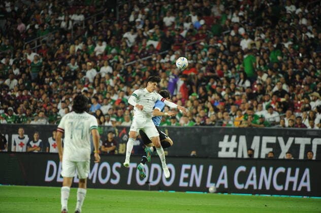 Roberto Alvarado (C) of Mexico vies for the ball with an Uruguayan player as Mexican Erik Gutierrez (L) looks on during an International Friendly, Länderspiel, Nationalmannschaft soccer match between the national teams of Mexico and Uruguay at the Phoenix University stadium in Glendale, USA, 02 June 2022. Mexico vs. Uruguay !ACHTUNG: NUR REDAKTIONELLE NUTZUNG!  Copyright: xMaxxSimbronx USA8195 20220603-2aa317e29d042911a8ff030d18a62d17c6a02c08