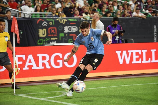 Federico Valverde of Uruguay controls the ball against Mexico during an International Friendly, Länderspiel, Nationalmannschaft soccer match between the national teams of Mexico and Uruguay at the Phoenix University stadium in Glendale, USA, 02 June 2022. Mexico vs. Uruguay !ACHTUNG: NUR REDAKTIONELLE NUTZUNG!  Copyright: xMaxxSimbronx USA8183 20220603-52750f36a1925da219074f44958215c5eeacb52b