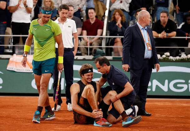 Mandatory Credit: Photo by Ella Ling Shutterstock (12959951l) Alexander Zverev of Germany screams following a fall with Rafael Nadal looking on in concern French Open Tennis, Day 13, Roland Garros, Paris, France - 03 Jun 2022 French Open Tennis, Day 13, Roland Garros, Paris, France - 03 Jun 2022  Copyright: xEllaxLing Shutterstockx 12959951l