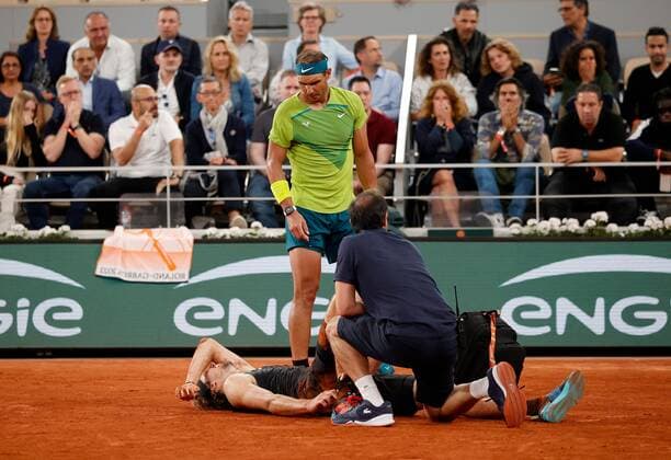 Mandatory Credit: Photo by Ella Ling Shutterstock (12959951m) Alexander Zverev of Germany screams following a fall with Rafael Nadal looking on in concern French Open Tennis, Day 13, Roland Garros, Paris, France - 03 Jun 2022 French Open Tennis, Day 13, Roland Garros, Paris, France - 03 Jun 2022  Copyright: xEllaxLing Shutterstockx 12959951m