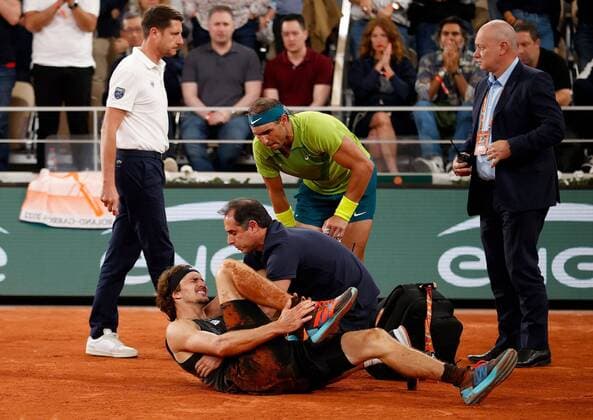 Sport Themen der Woche KW22 Sport Bilder des Tages Mandatory Credit: Photo by Ella Ling Shutterstock (12959951i) Alexander Zverev of Germany screams following a fall with Rafael Nadal looking on in concern French Open Tennis, Day 13, Roland Garros, Paris, France - 03 Jun 2022 French Open Tennis, Day 13, Roland Garros, Paris, France - 03 Jun 2022  Copyright: xEllaxLing Shutterstockx 12959951i
