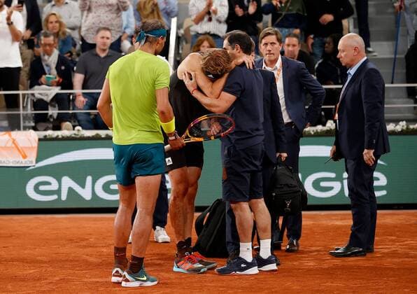 Mandatory Credit: Photo by Ella Ling Shutterstock (12959951k) Alexander Zverev of Germany cries following a fall with Rafael Nadal looking on in concern French Open Tennis, Day 13, Roland Garros, Paris, France - 03 Jun 2022 French Open Tennis, Day 13, Roland Garros, Paris, France - 03 Jun 2022  Copyright: xEllaxLing Shutterstockx 12959951k