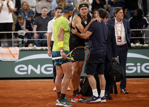 Mandatory Credit: Photo by Ella Ling Shutterstock (12959951g) Alexander Zverev of Germany cries following a fall with Rafael Nadal looking on in concern French Open Tennis, Day 13, Roland Garros, Paris, France - 03 Jun 2022 French Open Tennis, Day 13, Roland Garros, Paris, France - 03 Jun 2022  Copyright: xEllaxLing Shutterstockx 12959951g
