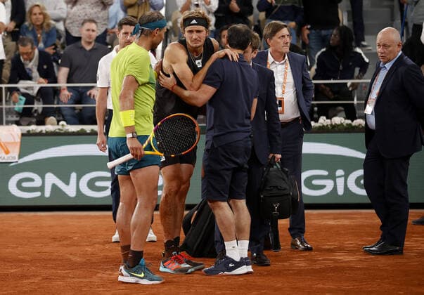 Mandatory Credit: Photo by Ella Ling Shutterstock (12959951h) Alexander Zverev of Germany cries following a fall with Rafael Nadal looking on in concern French Open Tennis, Day 13, Roland Garros, Paris, France - 03 Jun 2022 French Open Tennis, Day 13, Roland Garros, Paris, France - 03 Jun 2022  Copyright: xEllaxLing Shutterstockx 12959951h