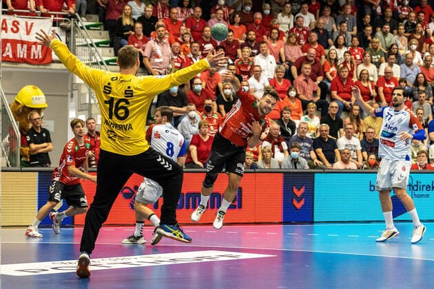 Handball I Men I Season 2021 2022 I 2 HBL I 37 Matchday I ASV Hamm Westfalen TV Großwallstadt I 03 06 2022 Jan Steffen Minerva 16, TV Großwallstadt in goal Dani Baijens 77, ASV Hamm Westfalen jump shot Hamm Westpress Arena NRW Germany Copyright: xLobeca PatrickxNuhnx