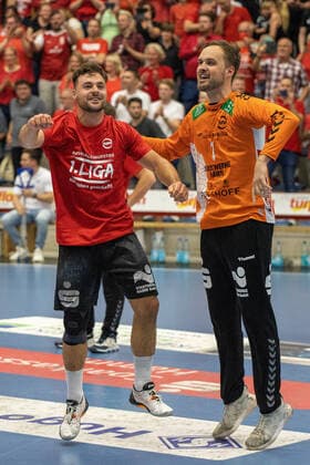 Handball I Men I Season 2021 2022 I 2 HBL I 37 Matchday I ASV Hamm Westfalen TV Großwallstadt I 03 06 2022 Dani Baijens 77, ASV Hamm Westfalen and Felix Storbeck 1, ASV Hamm Westfalen celebrate promotion Hamm Westpress Arena NRW Germany Copyright: xLobeca PatrickxNuhnx