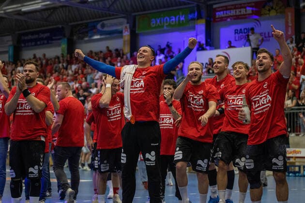 Handball I Men I Season 2021 2022 I 2 HBL I 37 Matchday I ASV Hamm Westfalen TV Großwallstadt I 03 06 2022 Vladimir Bozic 21, ASV Hamm Westfalen cheers the fans, team ASV Hamm Westfalen Hamm Westpress Arena NRW Germany Copyright: xLobeca PatrickxNuhnx