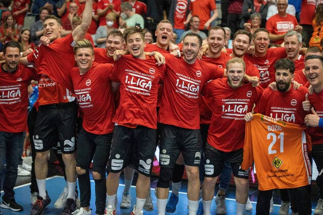 Sport Themen der Woche KW22 Sport Bilder des Tages Handball I Herren I Saison 2021-2022 I 2. HBL I 37. Spieltag I ASV Hamm-Westfalen - TV Großwallstadt I 03.06.2022 Mannschaft feiert ASV Hamm-Westfalen Hamm Westpress Arena NRW Deutschland *** Handball I Men I Season 2021 2022 I 2 HBL I 37 Matchday I ASV Hamm Westfalen TV Großwallstadt I 03 06 2022 team celebrates ASV Hamm Westfalen Hamm Westpress Arena NRW Germany Copyright: xLobeca PatrickxNuhnx