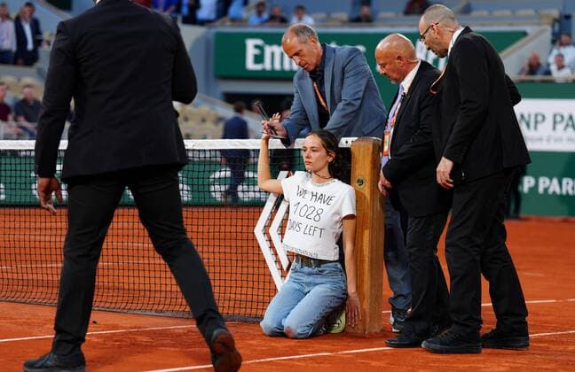 Mandatory Credit: Photo by Javier Garcia Shutterstock (12960013cy) A protestor ties herself to the net during the second semi final French Open Tennis, Day 13, Roland Garros, Paris, France - 03 Jun 2022 French Open Tennis, Day 13, Roland Garros, Paris, France - 03 Jun 2022  Copyright: xJavierxGarcia Shutterstockx 12960013cy