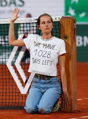 Mandatory Credit: Photo by Javier Garcia Shutterstock (12960013ct) A protestor ties herself to the net during the second semi final French Open Tennis, Day 13, Roland Garros, Paris, France - 03 Jun 2022 French Open Tennis, Day 13, Roland Garros, Paris, France - 03 Jun 2022  Copyright: xJavierxGarcia Shutterstockx 12960013ct
