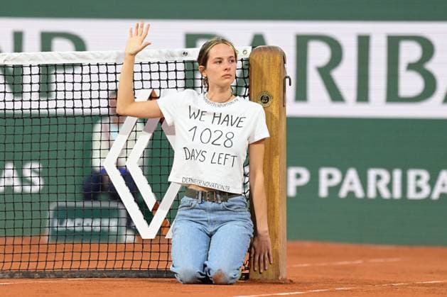 Envahissement du court central philippe Chatrier par une activiste pendant le match entre Casper Ruud ( NOR ) vs Marin Cilic ( Croatie ) TENNIS : Roland Garros 2022 - Internationaux de France - 03 06 2022 FedericoPestellini Panoramic 