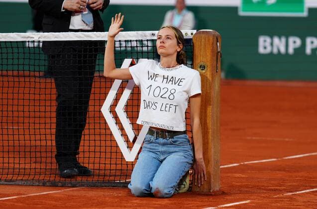 Mandatory Credit: Photo by Javier Garcia Shutterstock (12960013cz) A protestor ties herself to the net during the second semi final French Open Tennis, Day 13, Roland Garros, Paris, France - 03 Jun 2022 French Open Tennis, Day 13, Roland Garros, Paris, France - 03 Jun 2022  Copyright: xJavierxGarcia Shutterstockx 12960013cz