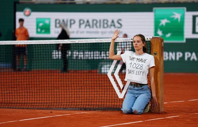 Mandatory Credit: Photo by Javier Garcia Shutterstock (12960013da) A protestor ties herself to the net during the second semi final French Open Tennis, Day 13, Roland Garros, Paris, France - 03 Jun 2022 French Open Tennis, Day 13, Roland Garros, Paris, France - 03 Jun 2022  Copyright: xJavierxGarcia Shutterstockx 12960013da