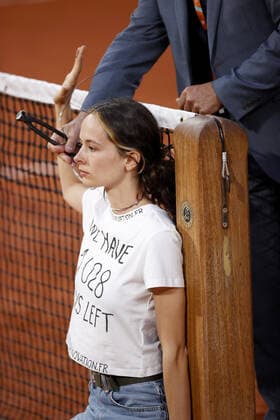 Mandatory Credit: Photo by Ella Ling Shutterstock (12959951bo) A protestor ties herself to the net French Open Tennis, Day 13, Roland Garros, Paris, France - 03 Jun 2022 French Open Tennis, Day 13, Roland Garros, Paris, France - 03 Jun 2022  Copyright: xEllaxLing Shutterstockx 12959951bo