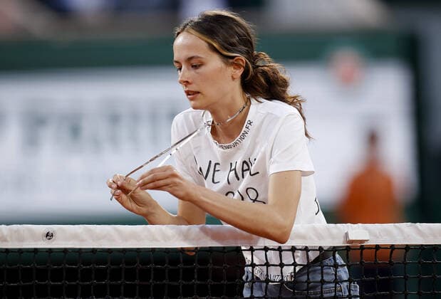 Mandatory Credit: Photo by Ella Ling Shutterstock (12959951br) A protestor ties herself to the net French Open Tennis, Day 13, Roland Garros, Paris, France - 03 Jun 2022 French Open Tennis, Day 13, Roland Garros, Paris, France - 03 Jun 2022  Copyright: xEllaxLing Shutterstockx 12959951br