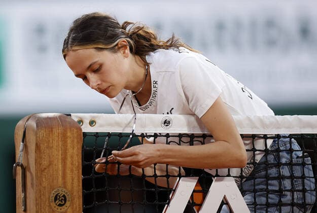 Mandatory Credit: Photo by Ella Ling Shutterstock (12959951bn) A protestor ties herself to the net French Open Tennis, Day 13, Roland Garros, Paris, France - 03 Jun 2022 French Open Tennis, Day 13, Roland Garros, Paris, France - 03 Jun 2022  Copyright: xEllaxLing Shutterstockx 12959951bn