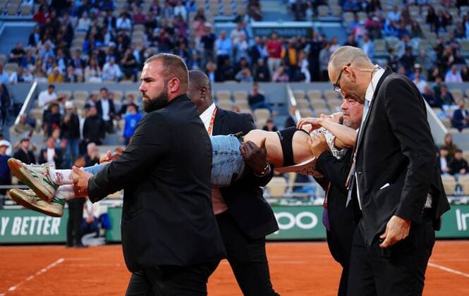 Mandatory Credit: Photo by Javier Garcia Shutterstock (12960013dd) A protestor is carried away after tying herself to the net during the second semi final French Open Tennis, Day 13, Roland Garros, Paris, France - 03 Jun 2022 French Open Tennis, Day 13, Roland Garros, Paris, France - 03 Jun 2022  Copyright: xJavierxGarcia Shutterstockx 12960013dd