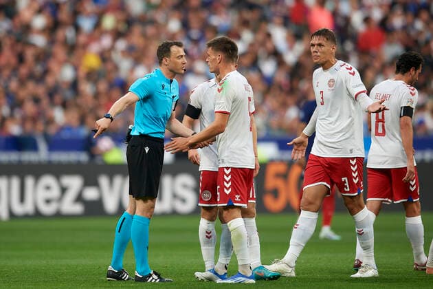 France v Denmark: UEFA Nations League - League Path Group 1 Denmark players protest to referee Felix Zwayer during the UEFA Nations League League A Group 1 match between France and Denmark at Stade de France on June 3, 2022 in Paris, France. Paris France  Copyright: xJosexBretonx originalFilename:breton-francevd220603_npxr2.jpg