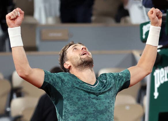 Norway s Casper Ruud celebrates his victory against Marin Cilic of Croatia at the end of their semi-final match of the French Tennis Open at Roland Garros near Paris, France, on Friday, June 3, 2022. Ruud won 3-6, 6-4, 6-2, 6-2 and qualified for Sunday s final.  PAR20220603149 MAYAxVIDON-WHITE