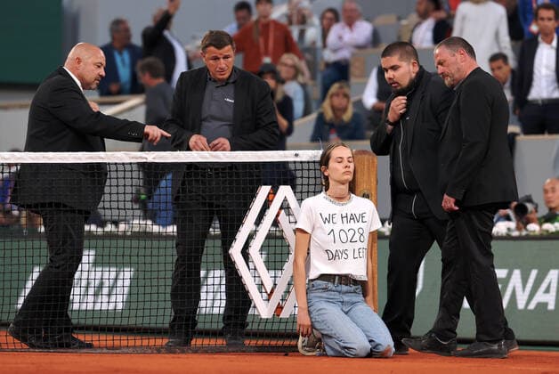 Sport Bilder des Tages A climate activity is tied to the net during the semi-final match between Marin Cilic of Croatia and Norway s Casper Ruud s at the French Tennis Open in Roland Garros near Paris, France, on Friday, June 3, 2022. The 22-year-old woman who wore a T-shirt that read We have 1028 days left, pushing the world to act on climate change, was removed from the court by security.  PAR20220603159 MAYAxVIDON-WHITE