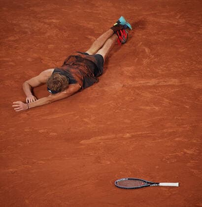 (220604) -- PARIS, June 4, 2022 -- Alexander Zverev falls injured on court during the men s singles semifinal match between Alexander Zverev of Germany and Rafael Nadal of Spain at the French Open tennis tournament at Roland Garros in Paris, France, June 3, 2022. ) (SP)FRANCE-PARIS-TENNIS-ROLAND GARROS-FRENCH OPEN-MEN S SINGLES SEMIFINAL MengxDingbo 