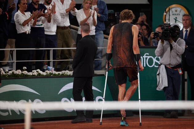 (220604) -- PARIS, June 4, 2022 -- Alexander Zverev leaves the court with crutches as he retires from the match after sustaining an injury during the men s singles semifinal match between Alexander Zverev of Germany and Rafael Nadal of Spain at the French Open tennis tournament at Roland Garros in Paris, France, June 3, 2022. ) (SP)FRANCE-PARIS-TENNIS-ROLAND GARROS-FRENCH OPEN-MEN S SINGLES SEMIFINAL MengxDingbo 