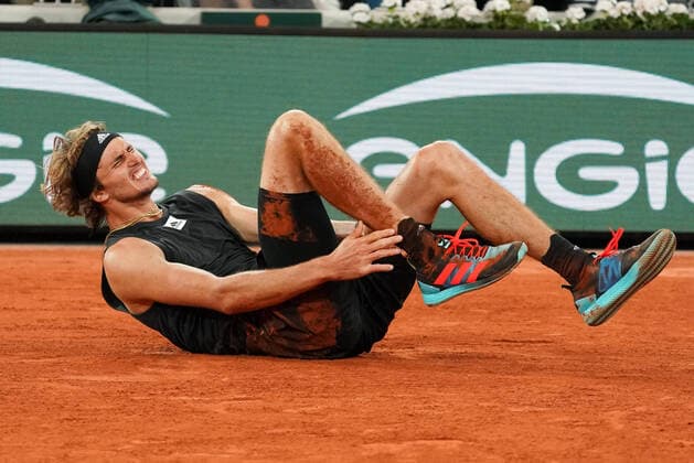 Internationaux de tennis de Roland Garros 2021. Blessé, Zverev est obligé d abandonner. Roland Garros 2022 - O3 06 2022 - Demi finale hommes - Alexander Zverev 281151 2019-01-01 Paris France  Copyright: xMPPx 0160605064st