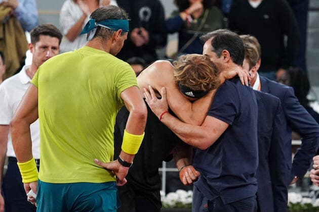 Internationaux de tennis de Roland Garros 2021. Blessé, Zverev est obligé d abandonner. Roland Garros 2022 - O3 06 2022 - Demi finale hommes - Rafael Nadal , Alexander Zverev 281151 2019-01-01 Paris France  Copyright: xMPPx 0160605079st