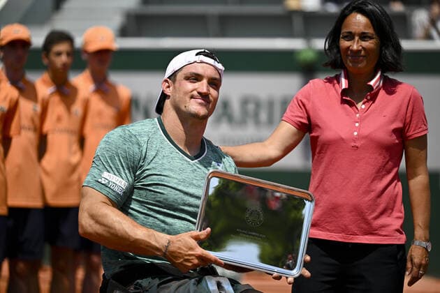 Gustavo Fernandez (arg) posant avec le trophee du finaliste TENNIS : Roland Garros 2022 - Finale Fauteuil - 04 06 2022 JBAutissier Panoramic 