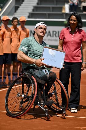 Gustavo Fernandez (arg) posant avec le trophee du finaliste TENNIS : Roland Garros 2022 - Finale Fauteuil - 04 06 2022 JBAutissier Panoramic 