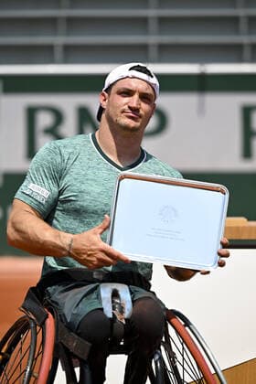 Gustavo Fernandez (arg) posant avec le trophee du finaliste TENNIS : Roland Garros 2022 - Finale Fauteuil - 04 06 2022 JBAutissier Panoramic 