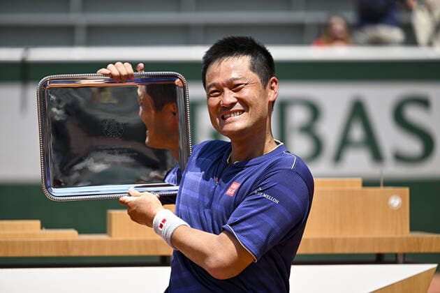 Shingo Kunieda (jpn) nposant avec le trophee du vainqueur TENNIS : Roland Garros 2022 - Finale Fauteuil - 04 06 2022 JBAutissier Panoramic 