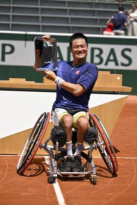 Shingo Kunieda (jpn) nposant avec le trophee du vainqueur TENNIS : Roland Garros 2022 - Finale Fauteuil - 04 06 2022 JBAutissier Panoramic 
