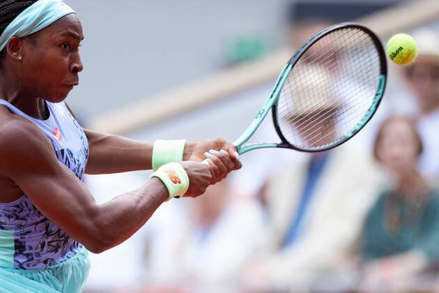 (220604) -- PARIS, June 4, 2022 -- Coco Gauff of the United States returns the ball during the women s singles final against Iga Swiatek of Poland at the French Open tennis tournament at Roland Garros in Paris, France, June 4, 2022. ) (SP)FRANCE-PARIS-TENNIS-ROLAND GARROS-FRENCH OPEN-WOMEN S SINGLES FINAL MengxDingbo 