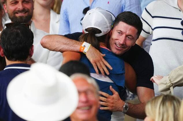 Sport Themen der Woche KW22 Tennis, French Open, Finale, Damen, Robert Lewandoski unter den Zuschauern Mandatory Credit: Photo by Javier Garcia Shutterstock (12960014n) Iga Swiatek celebrates with Robert Lewandowski French Open Tennis, Day 14, Roland Garros, Paris, France - 04 Jun 2022 French Open Tennis, Day 14, Roland Garros, Paris, France - 04 Jun 2022  Copyright: xJavierxGarcia Shutterstockx 12960014n