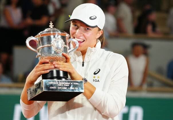 Sport Bilder des Tages Mandatory Credit: Photo by Javier Garcia Shutterstock (12960014q) Iga Swiatek celebrates with the trophy French Open Tennis, Day 14, Roland Garros, Paris, France - 04 Jun 2022 French Open Tennis, Day 14, Roland Garros, Paris, France - 04 Jun 2022  Copyright: xJavierxGarcia Shutterstockx 12960014q