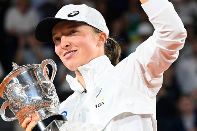 Attitude - Joie de Iga Swiatek ( POL ) en fin du match avec le trophee TENNIS : Roland Garros 2022 - Internationaux de France - 04 06 2022 FedericoPestellini Panoramic 