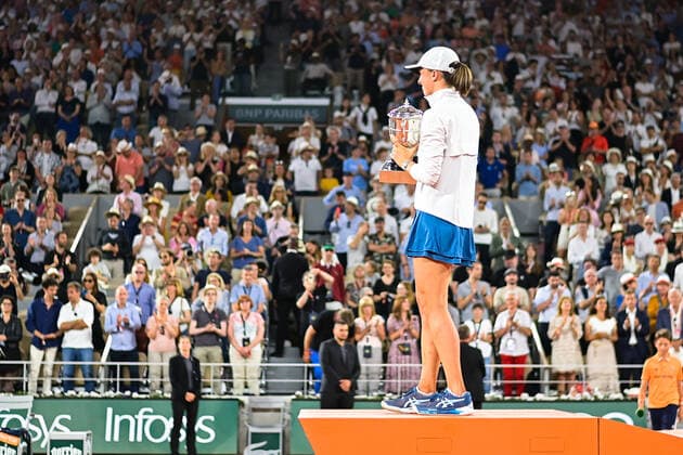 Attitude - Joie de Iga Swiatek ( POL ) en fin du match avec le trophee TENNIS : Roland Garros 2022 - Internationaux de France - 04 06 2022 FedericoPestellini Panoramic 